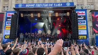 Holstein Kiel Aufstiegsparty Kieler Rathausplatz 20.5.2024: Mannschaft kommt auf die Bühne