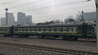 【铁路随拍(China Railway)】十年难见空调YW22B 春运绿皮临客3255(成都～上海) HXD2B-0074牵引全列非空25B/22B 交汇DF4B-7532平车运轮子大列