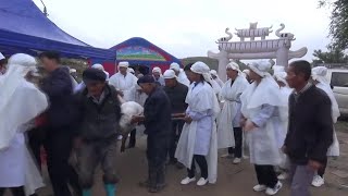 农村丧葬风俗，孝子拿孝棍跪拜，宰杀一头猪祭奠