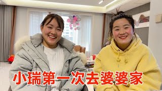 闺蜜谈对象后第一次去婆婆家，我们三个人饭桌围一圈鼓励她不要紧张，我们都遇到了对的人，2022年一定会收获幸福