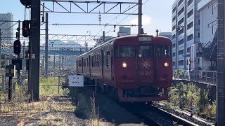 「713系で行く　日豊本線木造100年駅舎を巡る旅」　713系LK4編成団体列車　西小倉駅通過　警笛