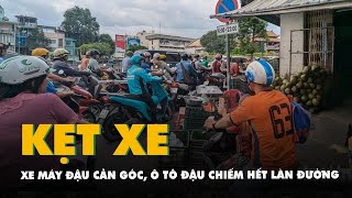 Xe máy đậu cản góc rẽ phải, ô tô đậu chiếm hết một làn đường gây kẹt xe