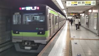 ホームドアがない初台駅を出発する京王新線下り急行都営10-300形