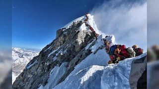 Everest, tutti in fila per la cima: così la vetta è diventata una trappola mortale