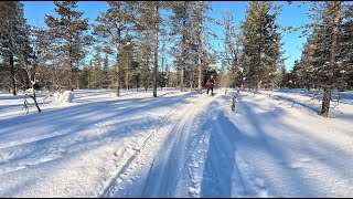 Saariselkä Kulmakurun ladulla hiihtämässä. Erämaaladulla lapissa 11 3 2023