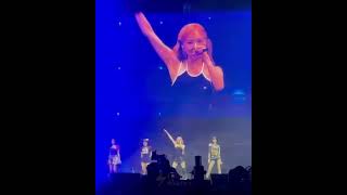 4.5萬人的燈海應援，讓#rosé 驚訝#jennie 哽咽感動！45,000 people's #flashlight #blackpinkwordtour #kaohsiung