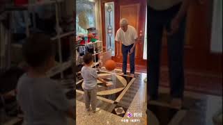 Edward四岁七个月，低功能自闭症孩子。小家伙和我练习传球🏀