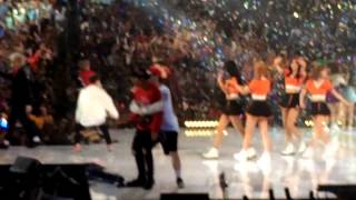 150802 KCON Ending - Zico carrying Taeil