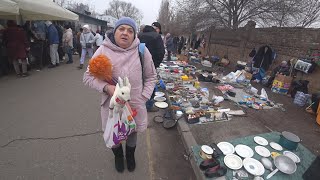 МАМА ВЫБИРАЕТ НОВОГОДНИЕ УКРАШЕНИЯ НА БАРАХОЛКЕ