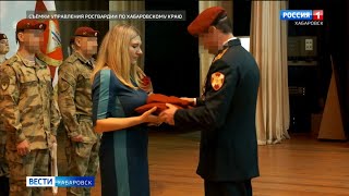 Вдове хабаровского бойца Росгвардии вручили краповый берет погибшего супруга