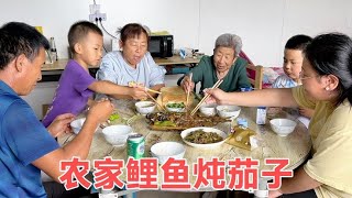 鲤鱼炖茄子香不香？爸妈打完针取回煎饼 全家品尝着二条做的美味