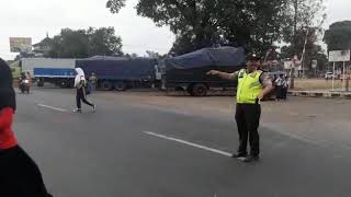 Ph pagi di depan pasar wanareja menyebrangkan anak sekolah