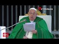 “dificuldade respiratória” veja momento em que papa francisco interrompe leitura no vaticano