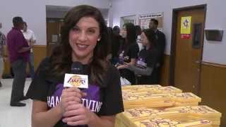 Los Angeles Lakers Host Thanksgiving Feast