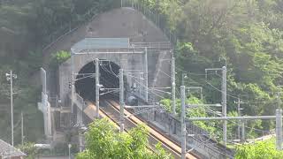 新幹線の見える丘公園から見る快走する北陸新幹線