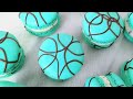 make peppermint chip macarons with a swiss meringue