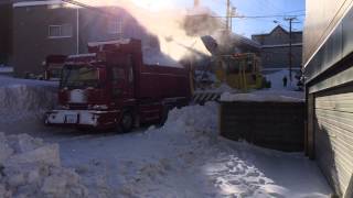 ロータリー除雪車とダンプのコンビで除雪in札幌