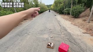 卧龙凤雏！小孩神操作！把一整箱月饼扔了？