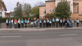 Élőláncot alkottak a tanárok Balatonfüreden