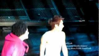 [Fancam] 120129  FAME Musical - EunHyuk Dance Battle [yuanHyuk]