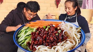 The younger brother helped with the work. Sister Chun made a bowl of fried noodles.