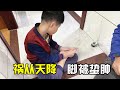 太离谱了祸从天降，乐乐在家写作业被蜜蜂蛰，脚都肿了