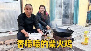 赶大集花130买只土鸡，柴火灶炖一锅喷香，儿媳妇连汤汁都不放过