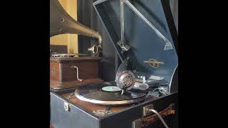 久慈 あさみ \u0026 ウエスタン・ボーイズ ♪驛馬車は西へ♪ 1951年 78rpm record. Columbia Model No G ｰ 241 phonograph.