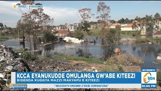 KCCA Eyanukudde Omulanga gw’abe Kiteezi, Egenda Kuggya Amazzi Amakyafu mu Nnyumba z’Abatuuze