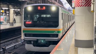 E231系1000番台ｺﾂK-25編成が回送電車として警笛を鳴らしながら上野駅16番線に到着停車するシーン（回2522M）2025.2.2.16:44