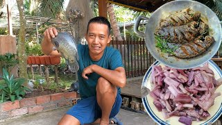 A giant 700g Tilapia in a small pond. Tilapia stewed with pepper and water lily stems in lemon an...