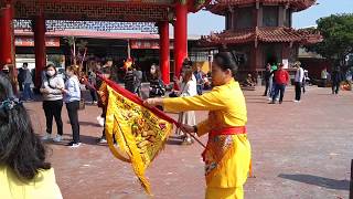 女乩童持九天玄祖大令旗參禮-新營太子宮進香團（三重正方宮）