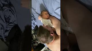 Dad sings to comfort the baby son亲子时光/父与子/新生儿 #baby #newborn #newbornbabymoments #cutebabies