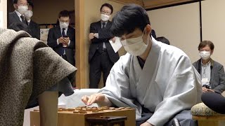 藤井六冠が先勝　将棋・名人戦　記録更新へ「いいスタート」