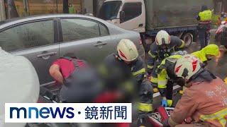 【獨家】疑似天雨路滑 23歲重機騎士自撞卡車底｜#鏡新聞