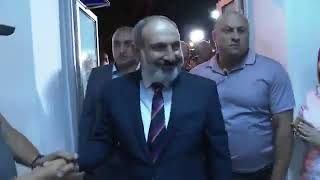 Փաշինյանին ծափերով դիմավորեցին Քաղաքացիական պայմանագիր կուսակցության նախընտրական կենտրոնական շտաբում