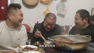 父亲身体恢复要出去工作了，连杰买的鸡子和排骨，吃个小火锅