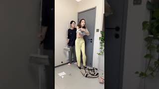 姐姐偷偷溜出去蹦迪，回家后本想换衣服骗过妹妹，没想到妹妹躲在门后目睹了一切！ #搞笑 #整蛊 #双胞胎 #美女 #funny