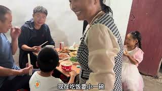 拖家带口回娘家过中秋，到家都已经天黑了，吃完饭老刘就开始放火，节日的氛围感一下就出来了#记录真实生活 #记录 #日常vlog #日常生活 #生活碎片 #生活不辜负每一个勤奋努力的人