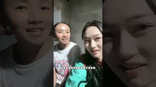 王飞与阿梅：阿梅表姐说现实中看到王飞了，没有小小曲布说的那么坏，有了表姐的帮助退订婚更有利了。阿梅终于明白原来是小小曲布，在后面和表姐说了王飞的坏话，