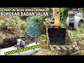 Air parit ini akan segera kering dan mengalir lewat jalan utama yang di jebol excavator