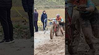 La DESESPERANTE lucha contra en barro en Banyoles.