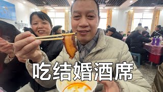 When migrant workers come to eat wedding banquet  a table in 460 yuan is very lively  and there are