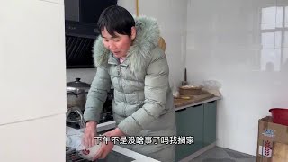 我决定在给男友一次机会，让他劝劝自己父亲，小伙高兴的点头哈腰