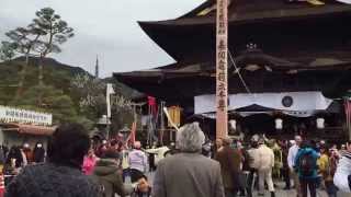 善光寺　御開帳　回向柱に参拝する善男善女-03　神社仏閣名所旧跡巡り