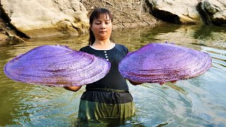 The girl picked up the sparkling purple clam, and the charming pearls inside wer