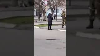 Marah Ukraina Sipil Berbicara dengan Seorang Tentara Rusia dalam yang tidak diketahui kota ukraina