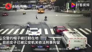 20200914 女子闯红灯过马路不听劝 扇交警耳光，袭警被刑拘。（2019年外籍留学生在华袭警却只是批评教育放人，双重标准和对外籍人士的超国民待遇对比）