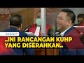 Saat Hakim Buat Tertawa Para Pengunjung saat Ahli Pidana Berikan Berkas