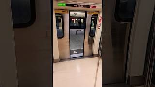 太暴力辣！台北捷運 淡水信義線 信義安和站 關門！Taipei Metro Doors Closing At Xinyi Anhe Station #taipei #taipeimetro